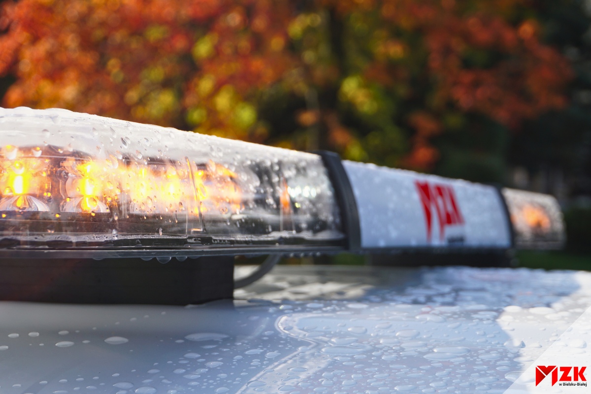 światła ostrzegawcze na dachu samochodu
