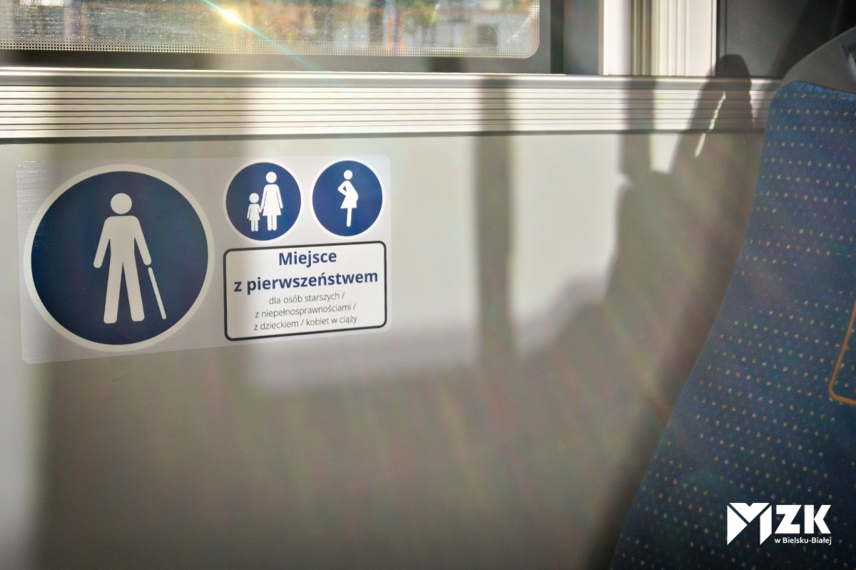 Nowe oznakowanie w autobusie