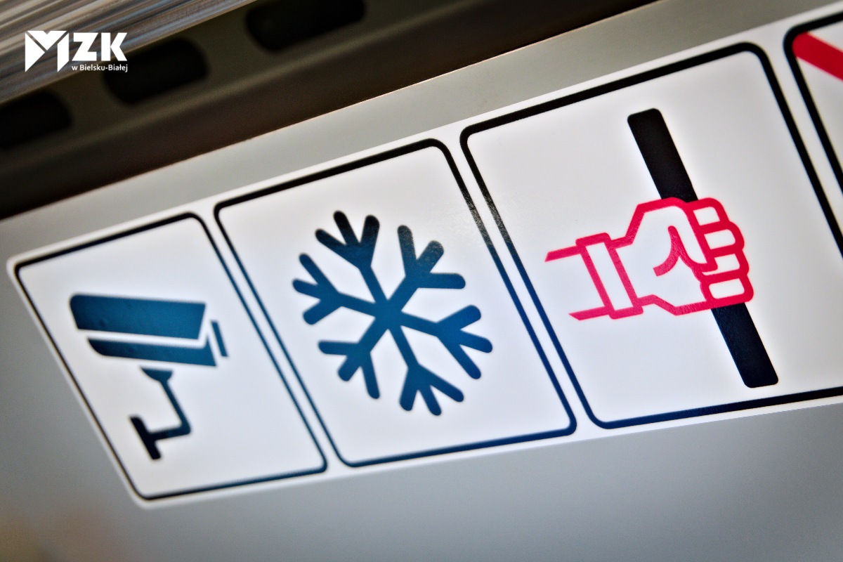 Nowe oznakowanie w autobusie