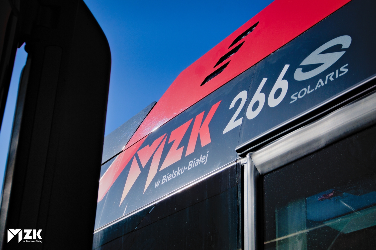 Autobus - detal z logo MZK
