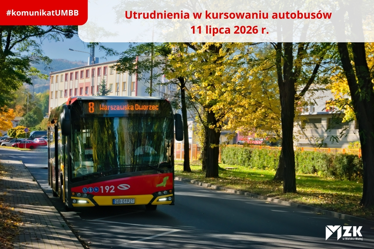 Zdjęcie autobusu na tle zajezdni MZK.